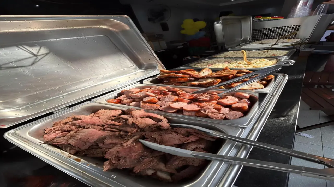 Mesa de buffet completo com variedade de pratos